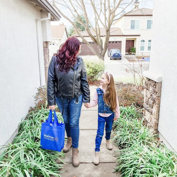 eMeals customer and her daughter holding a walmart bag for eMeals