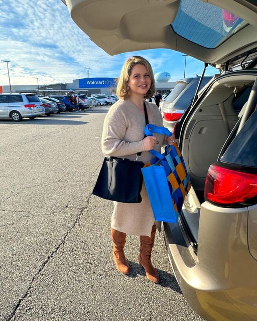 eMeals customer holding a walmart bag for eMeals